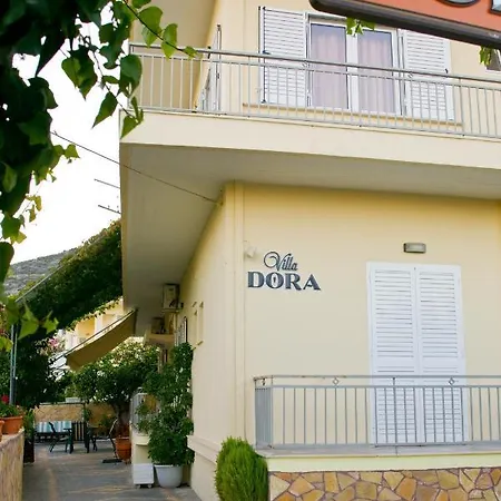 Dora דירה טולון